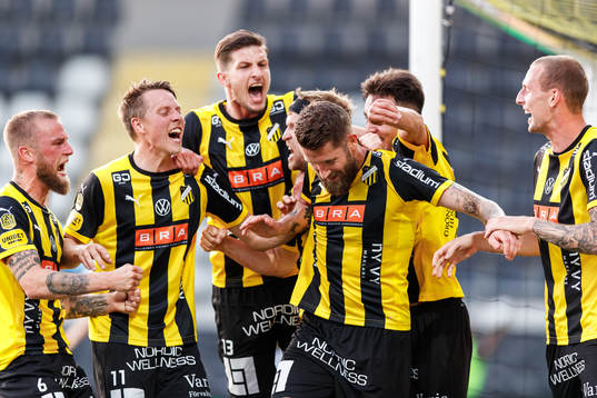 Häckens Joona Toivio jublar med lagkamrater