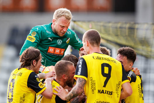 Häckens Joona Toivio jublar med lagkamrater