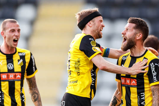 Häckens Joona Toivio jublar med Rasmus Lindgren