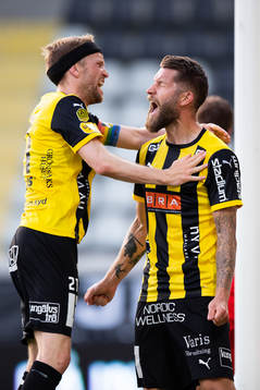 Häckens Joona Toivio jublar ihop med Rasmus Lindgren