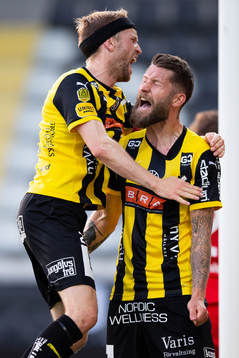 Häckens Joona Toivio jublar ihop med Rasmus Lindgren