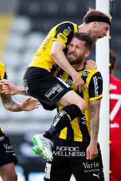 Häckens Joona Toivio jublar ihop med Rasmus Lindgren