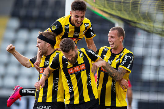 Häckens Joona Toivio jublar med lagkamrater