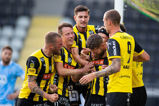 Häckens Joona Toivio jublar med lagkamrater