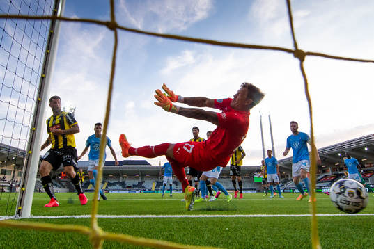 Häckens Joona Toivio skjuter in kvitteringen till 1-1