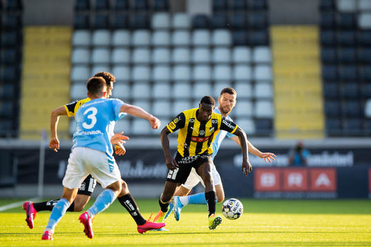 Häckens Godswill Ekpolo mot Jonas Knudsen, i bakgrunden