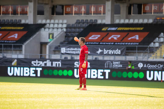 Malmö FFs målvakt Johan Dahlin framför tomma läktare