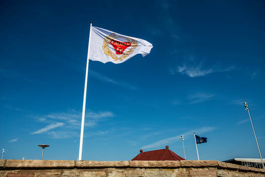 En Kalmarflagga vajar