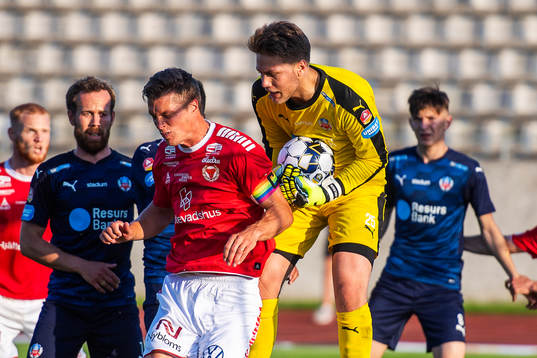 Kalmars Viktor Elm och Helsingborgs målvakt Kalle Joelsson