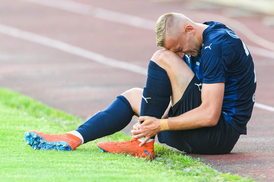 Helsingborgs Jakob Voelkerling Persson har ont