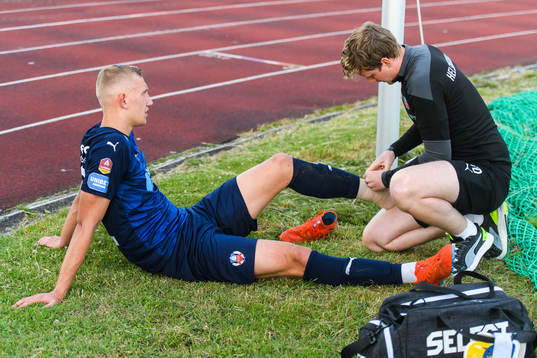 Helsingborgs Jakob Voelkerling Persson har ont och får