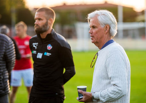 Presskonferens på innerplan med tränare Helsingborgs Olof