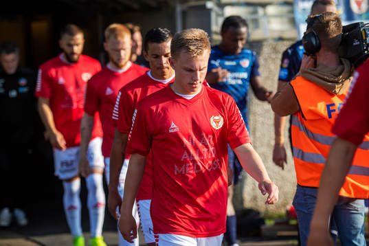 Kalmars spelare marscherade in med speciella tröjor med