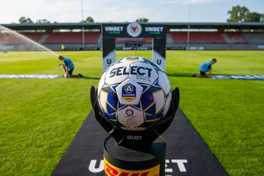 Matchbollen med Unibets båge i bakgrunden