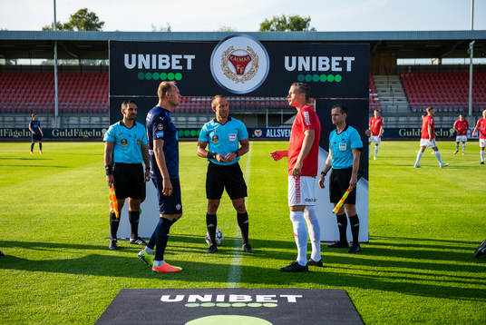 Domare Kaspar Sjöberg samt Kalmars Viktor Elm och