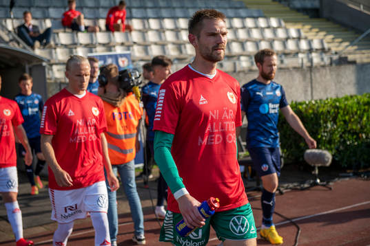 Kalmars målvakt Lucas Hägg-Johansson marscherar in med