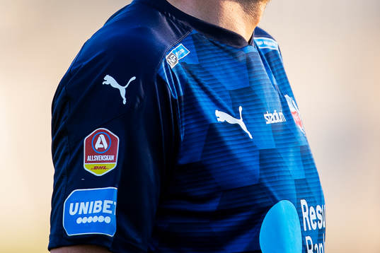Allsvenskans och Unibets logotyper på en matchtröja