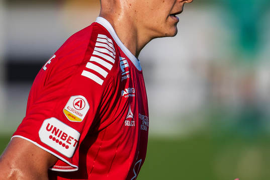 Allsvenskans och Unibets logotyper på en matchtröja