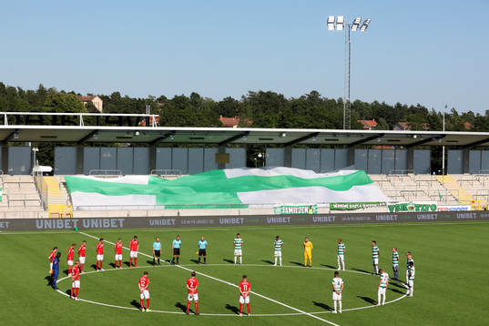 Tyst minut för de drabbade av Corona innan fotbollsmatchen