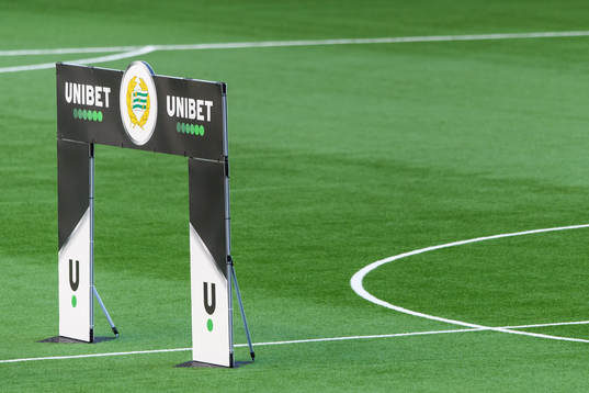 En spelartunnel med Hammarbys och Unibets loggor på
