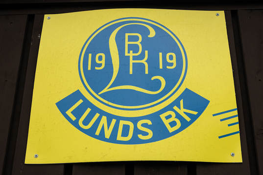 Skylt på Lunds BKs kansli med Lunds BKs klubbmärke på