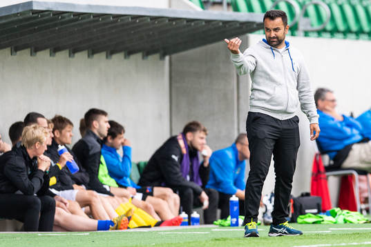 Linköpings tränare Aso Khawari reagerar