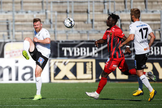 Örebros Michael Almebäck och Östersunds Jordan Attah