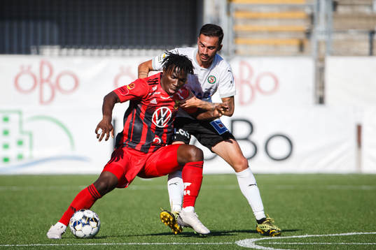 Östersunds Jordan Attah Kadiri  och Örebros Simon Amin