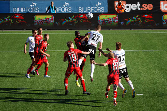 Östersunds Ronald Mukiibi och Örebros Andreas Skovgaard