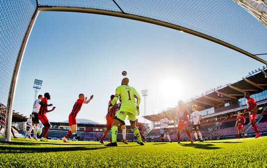 En hörna framför Östersunds målvakt Aly Keita