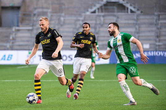 s Sebastian Larsson och Hammarbys Abdul Khalili