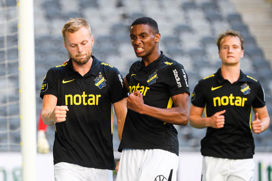 s Sebastian Larsson och Paulos Abraham jublar