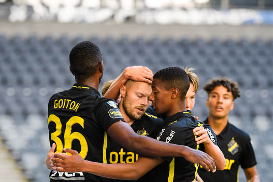 s Henok Goitom och Paulos Abraham jublar med Sebastian