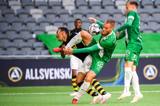 s Bilal Hussein och Hammarbys David Fällman i en situation