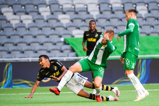s Bilal Hussein och Hammarbys David Fällman i en situation