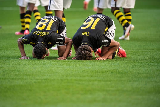 s Bilal Hussein och Robin Tihi jublar