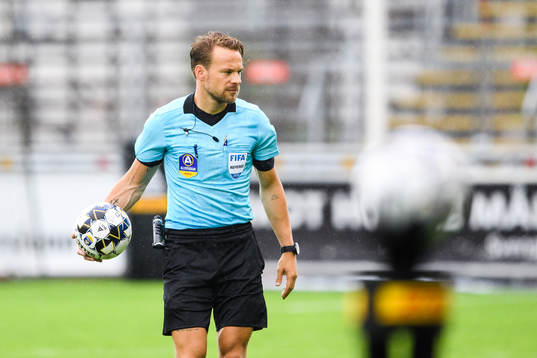 Domare Kristoffer Karlsson besiktigar planen