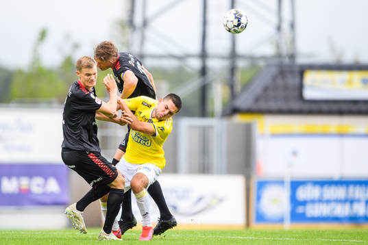 Kalmars Svante Ingelsson och Falkenbergs Edi Sylisufaj