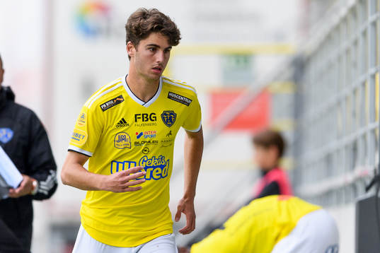 Falkenbergs Matthew Garbett på väg in vid byte