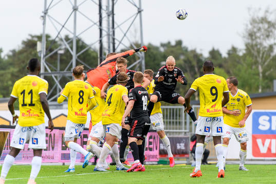 Falkenbergs målvakt Johan Brattberg boxar undan bollen vid
