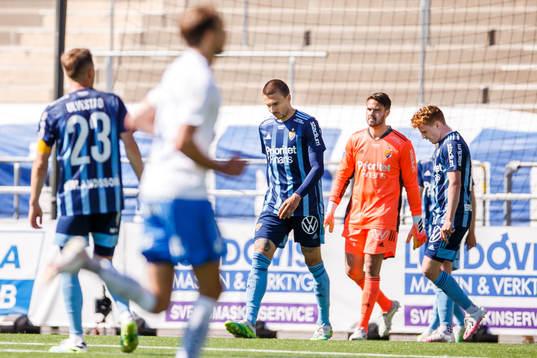 Djurgårdens Erik Berg och målvakt Tommi Vaiho deppar