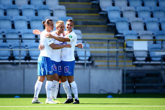 IFK Norrköpings Jonathan Levi och Henrik Castegren kramar