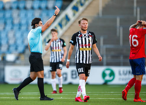 Karlslunds Konrad Gustafsson får rött kort