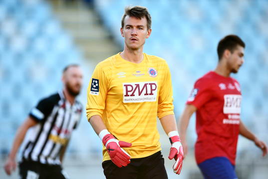 Karlslunds målvakt Jakob Kindbergunder fotbollsmatchen i