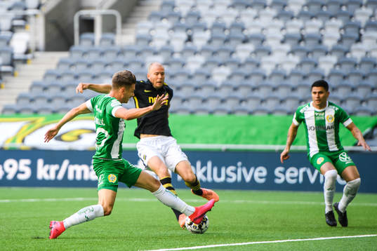 s Per Karlsson försvarar mot Hammarbys Alexander