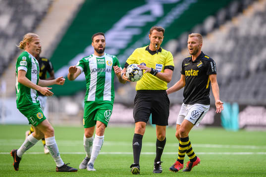 s Sebastian Larsson reagerer på domslut från domare