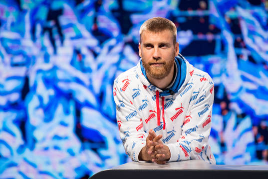 Rasmus Bengtsson i Malmö FFs Studio i blått