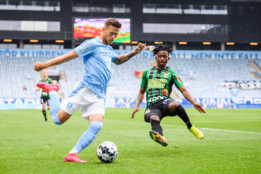 Malmö FFs Arnór Traustason och Varbergs Adama Fofana
