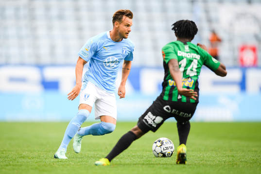 Malmö FFs Eric Larsson och Varbergs Adama Fofana