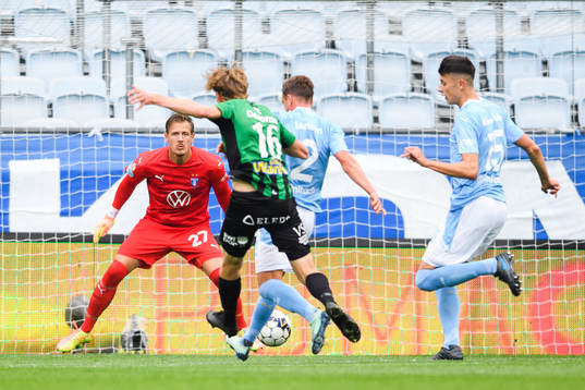 Varbergs Alexander Johansson gör 1-1 bakom Malmö FFs